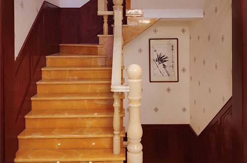 寿光中式别墅室内汉白玉石楼梯的定制安装装饰效果